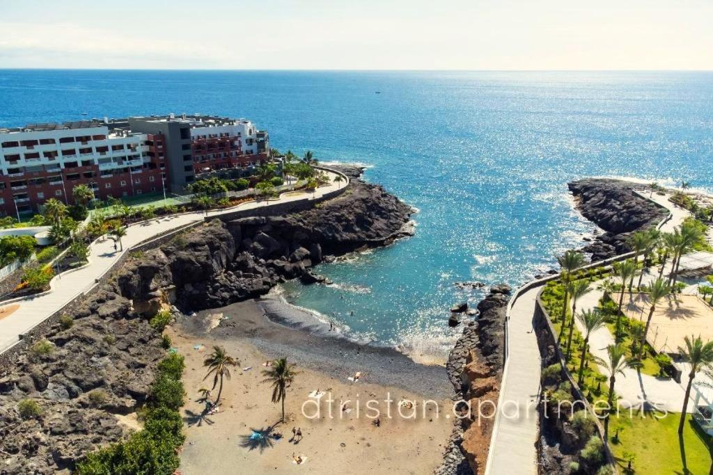 Skyline View Apartment - Free Private Parking Including & Guest Bonus 阿德耶 外观 照片