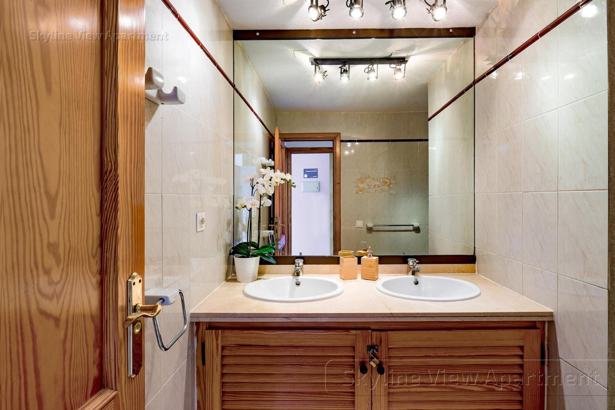 Skyline View Apartment - Free Private Parking Including & Guest Bonus 阿德耶 外观 照片