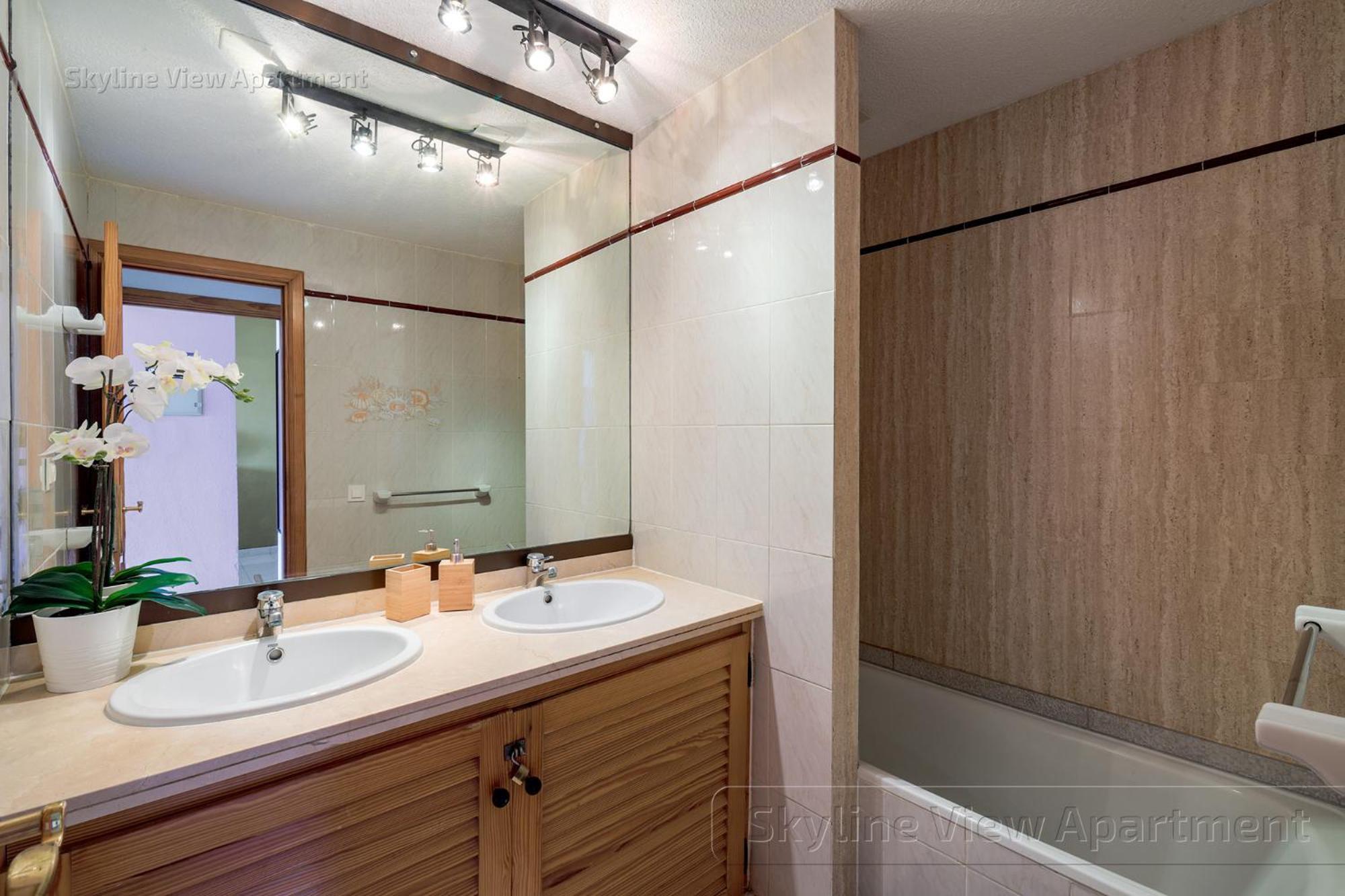 Skyline View Apartment - Free Private Parking Including & Guest Bonus 阿德耶 外观 照片