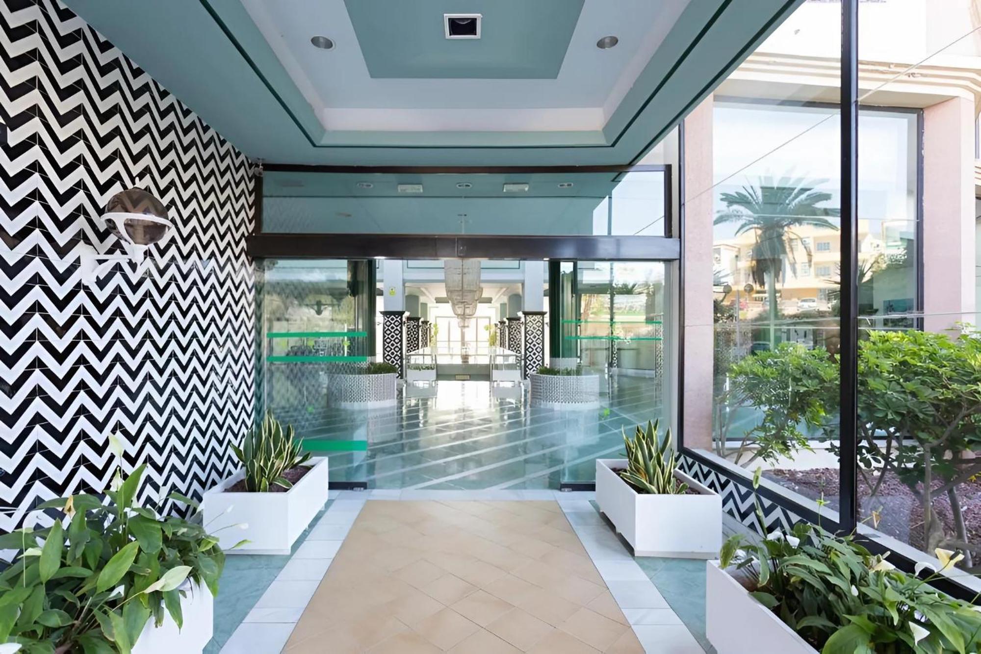 Skyline View Apartment - Free Private Parking Including & Guest Bonus 阿德耶 外观 照片